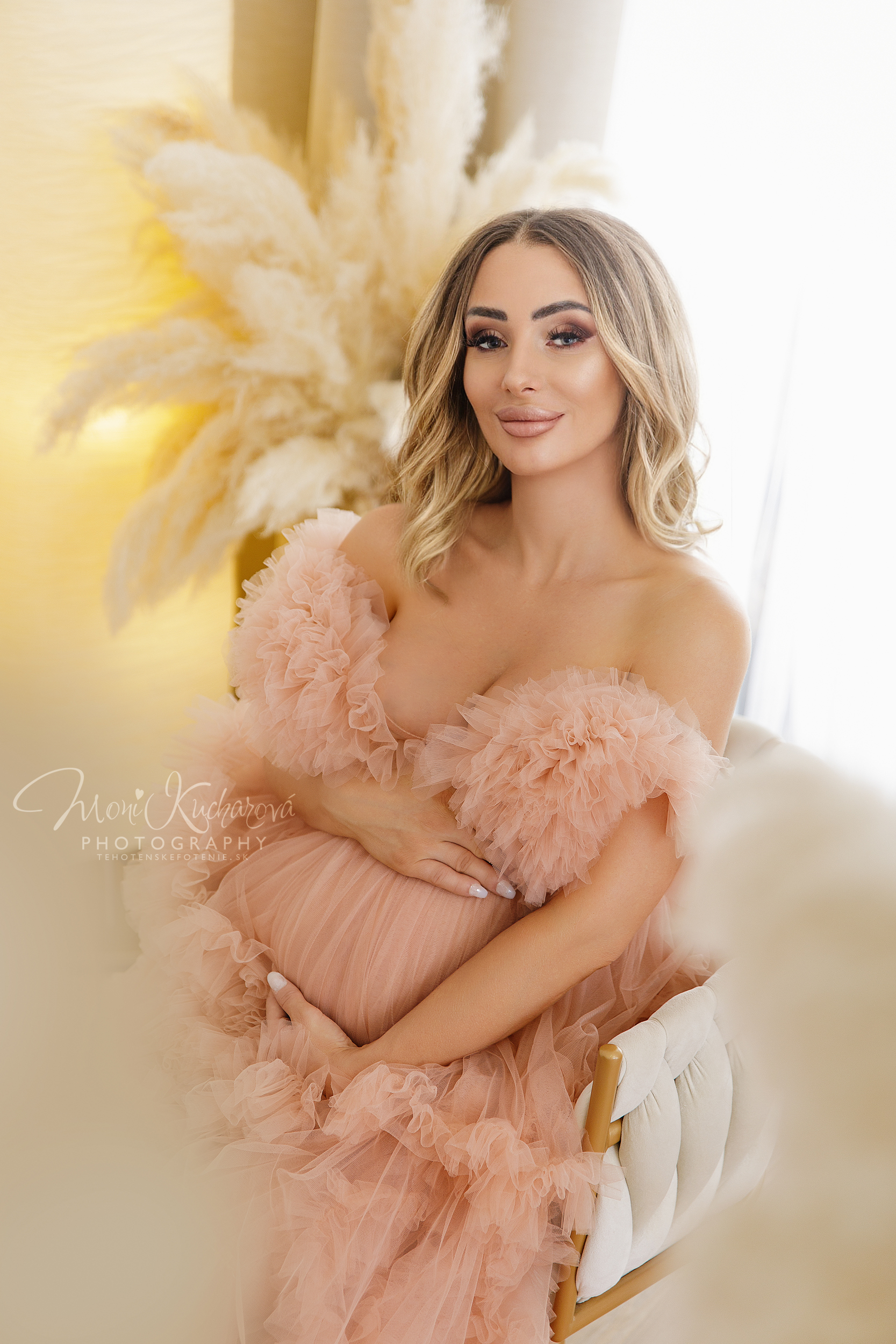Tehotenské fotenie Bratislava – boho štýl s pampasom a zlatými akcentmi