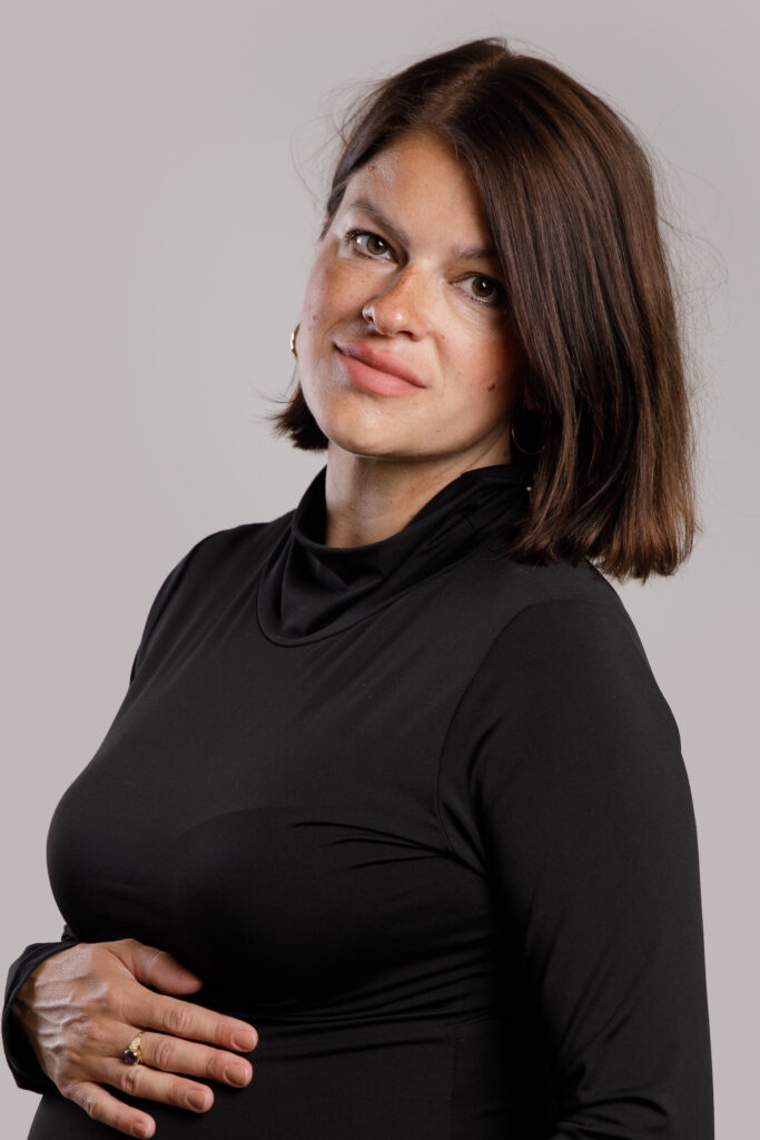Tehotná žena s vlastným denným líčením pred profesionálnym stylingom