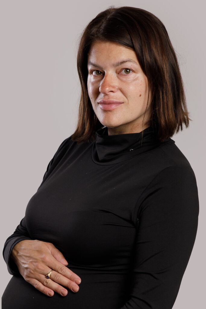 Tehotná žena bez líčenia pred profesionálnym make-upom