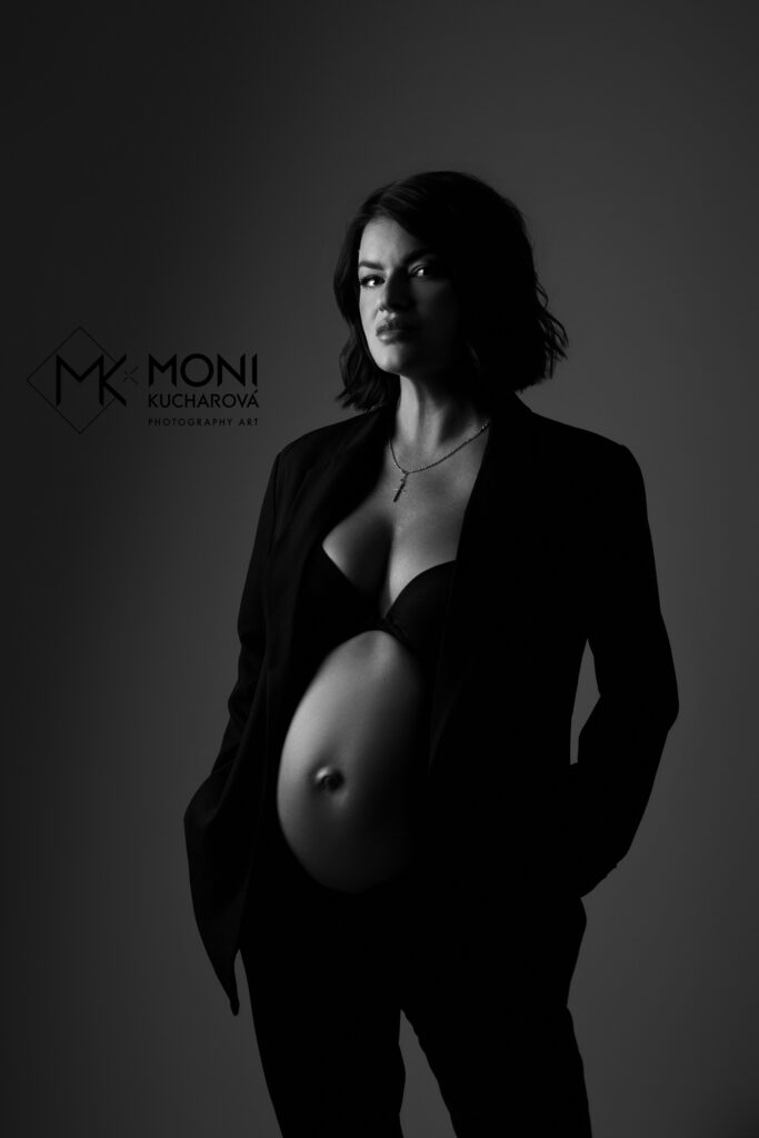 iernobiela umelecká fotografia tehotnej ženy v elegantnom rozopnutom saku a spodnej bielizni v modernom Vogue štýle.