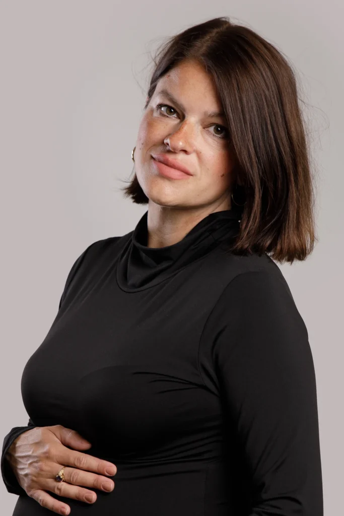 Tehotná klientka s vlastným líčením pred profesionálnou úpravou vizáže