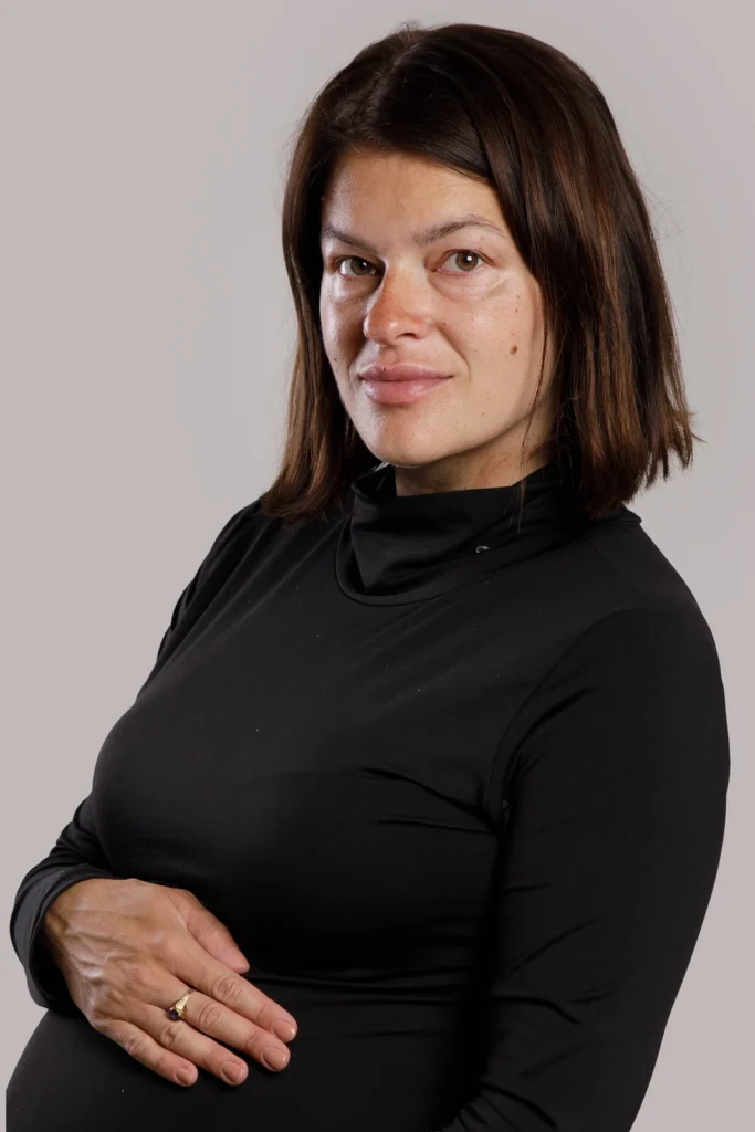 Tehotná klientka bez líčenia pred prípravou na fotografovanie
